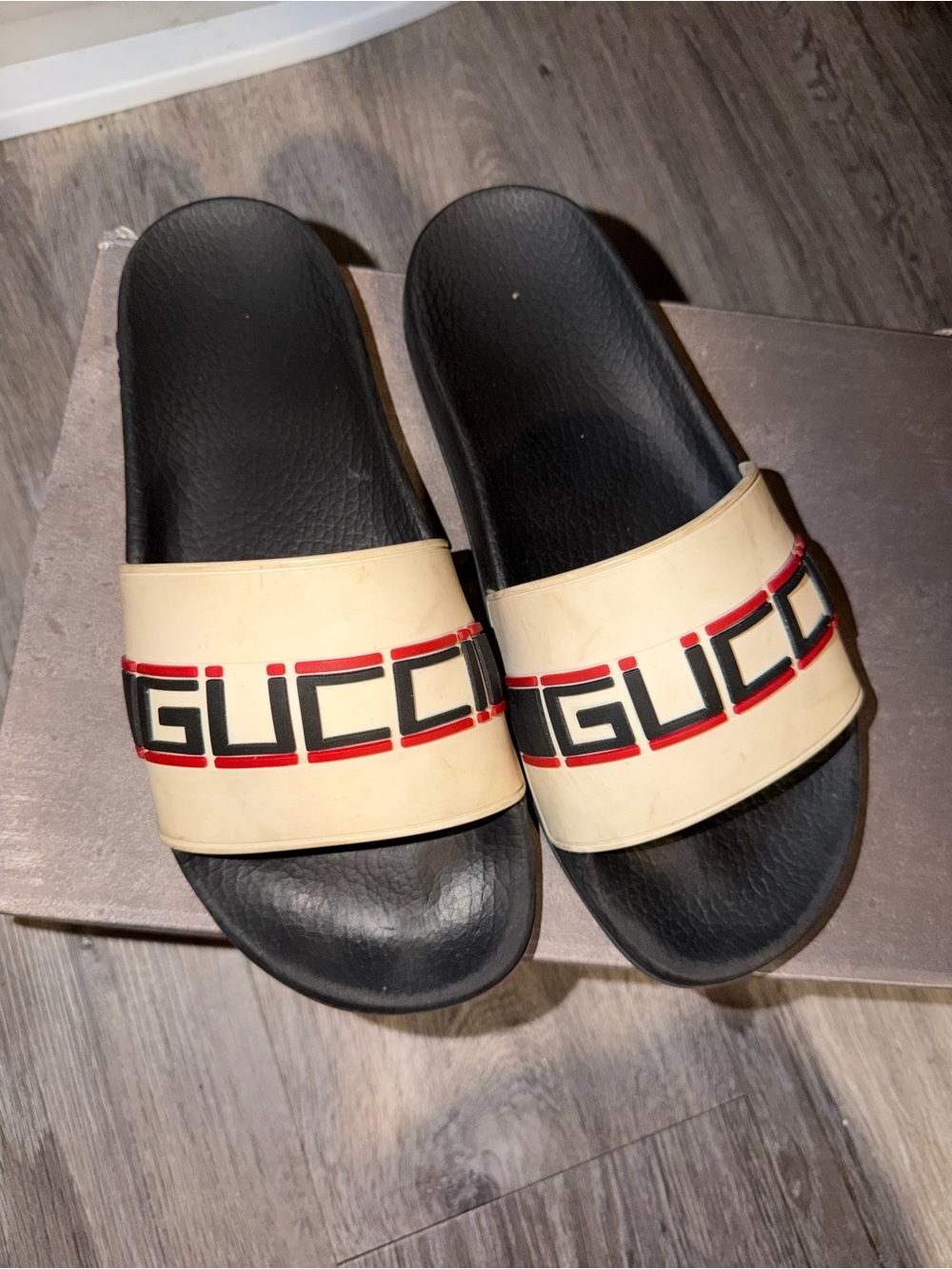 Gucci Men’s Black & Cream Slide Sandals